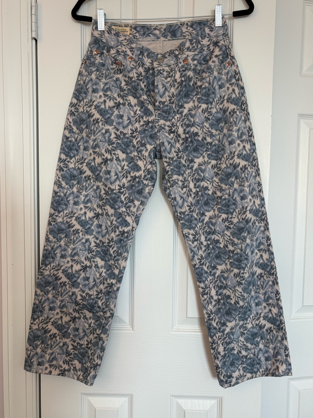 FREE PEOPLE LEVI’S - Women’s Floral Pattern Jeans in Blue and White